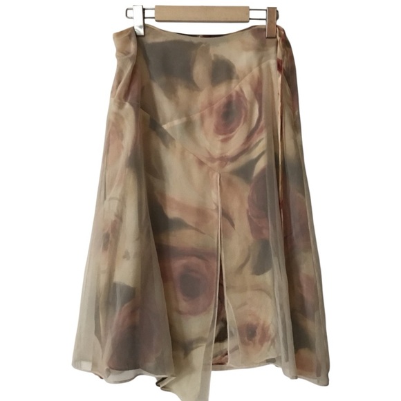 Skirt with roses 🌹 - Picture 1 of 5